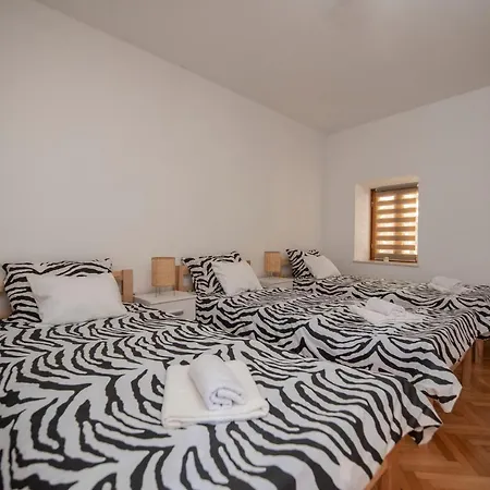 Nina Stari Grad トレビニエ